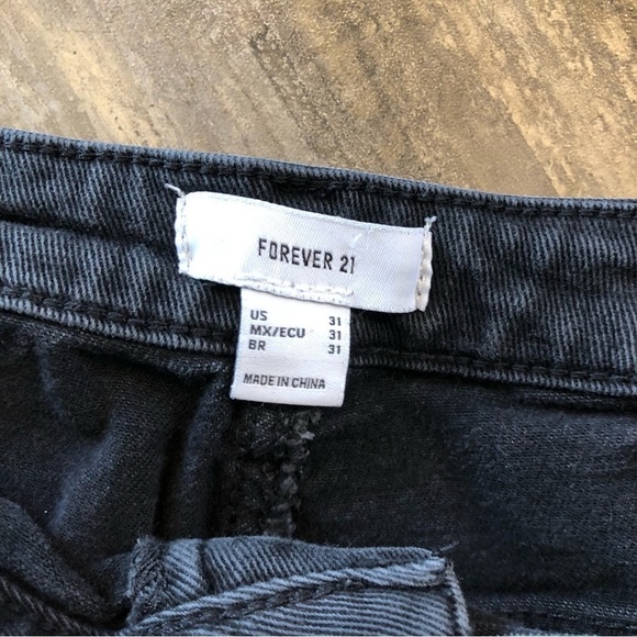 ✨FLASH SALE✨ Forever 21 Black Straight Leg Jeans Size 31 - Picture 2 of 3
